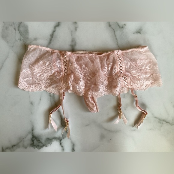 Victoria’s Secret lace garter - Picture 1 of 3